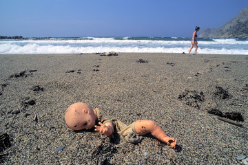 Bambola sulla spiaggia