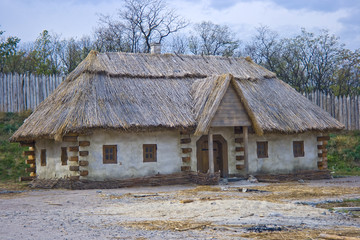 Fototapeta na wymiar old traditional ukrainian house with thatched roof