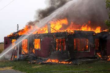 Fototapeta na wymiar Opuszczony dom w ogniu