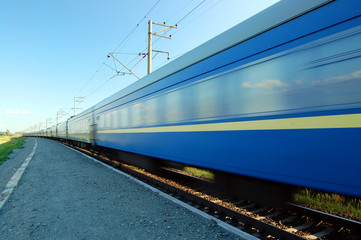 Fototapeta na wymiar szybko będzie niebieski pociąg