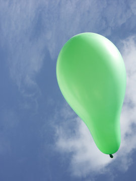 ballon vert sur ciel