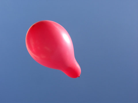ballon rouge sur ciel
