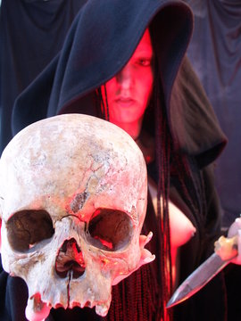Dunkle Priesterin