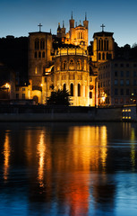 Fototapeta na wymiar Notre Dame de Fourviere w Lyonie oświetlone