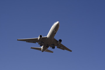 Fototapeta na wymiar Samolot pasażerski Landing 1