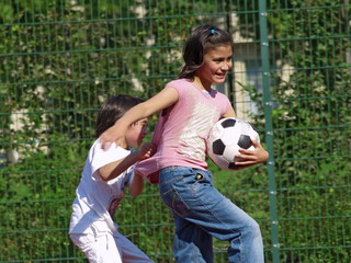 kinder spielen fußball