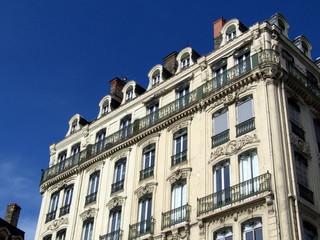 Fototapeta na wymiar Budynek z białego kamienia, błękitne niebo, Lyon, Francja