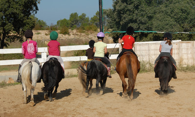 groupe d'enfants a poney