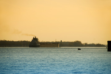 Obraz premium Freighter transporting cargo down the Detroit river