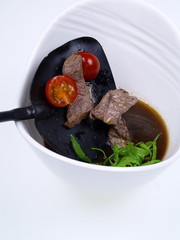 rinder consomme mit tomaten