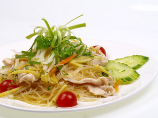 glasnudel salat mit hühnchenfleisch und sprossen