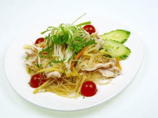 glasnudel salat mit hühnchenfleisch und sprossen