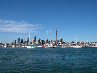 Naklejka premium Port d'Auckland. Au centre, la Sky Tower - New Zealand