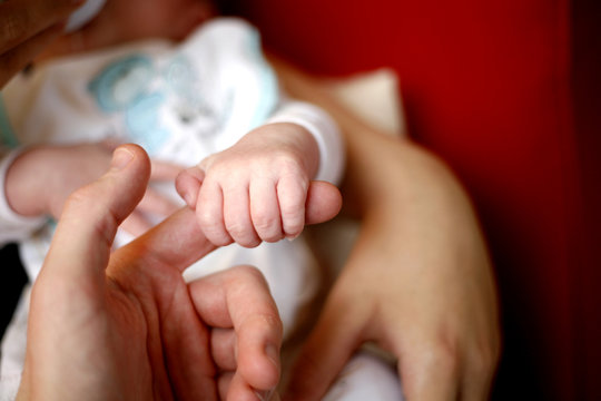 Poignée de main de bébé
