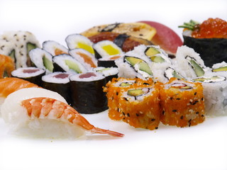 gemischte sushi platte auf weißem hintergrund