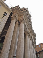 Fototapeta premium säulen der santi apostoli in rom am trevi brunnen