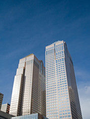 Fototapeta na wymiar Budynek biurowy w centrum miasta
