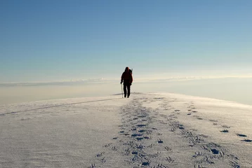 Photo sur Plexiglas Alpinisme Un grimpeur d& 39 homme faisant de la randonnée sur une montagne