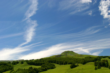 Ciel bleu et nuages en Auvergne