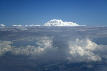 Fototapeta na wymiar Chmura poniżej stóp góra