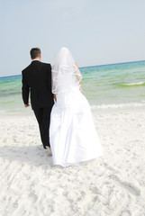 Fototapeta na wymiar nowożeńców na plaży