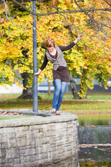 Obraz premium Frau in Herbstlandschaft