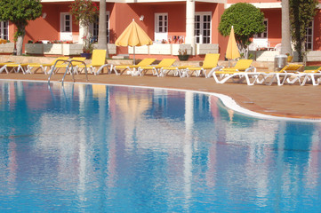 Sonnenliegen am Pool