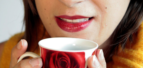 ragazza con tazza in mano 2