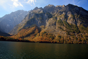 Herbstlich bunter Wald am Königssee