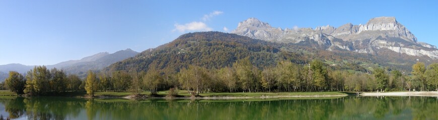 Panorama Lac et Montagne en automne