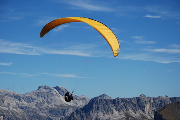 Flug in den Dolomiten