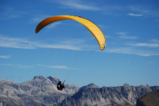 Flug in den Dolomiten