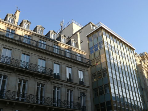 Immeuble ancien en pierre et immeuble moderne en verre