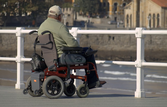Hombre en silla de ruedas
