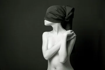 Selbstklebende Fototapete Frauen Nackte Frau mit schwarzem Verband