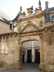 Fototapeta na wymiar Portail d'une ancienne propriété de Vitré (Bretagne)