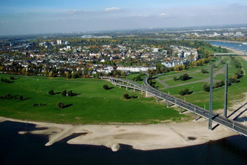 Fototapeta na wymiar Dusseldorf Oberkassel z Rheinkniebrücke