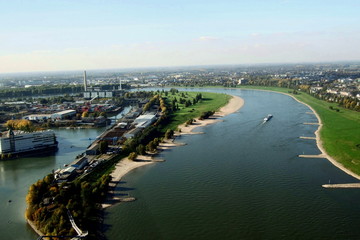  Düsseldorf mit Medienhafen, Industrieanlagen u. Golfplatz