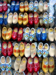 Schilderijen op glas kleurrijke schoenendisplay in Amsterdamse winkel © rudybaby