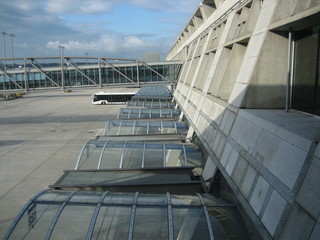 Flughafen wartet am Gate