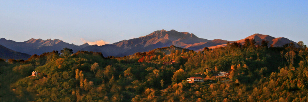 Panorama montagne di sera