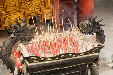 Räucherstäbchen in vietnamesischer Pagode