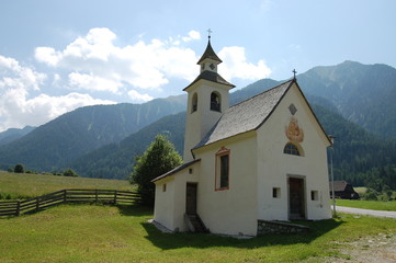 Fototapeta na wymiar chiesetta alpina