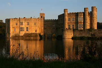 Cercles muraux Château the sun doing down on leeds castle with moon in the sky