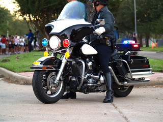 Obraz na płótnie Canvas Oficer policji posiedzenia na motocykl - widok z boku