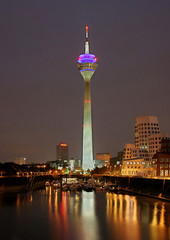 Düsseldorf Nachtaufnahme © creative studio