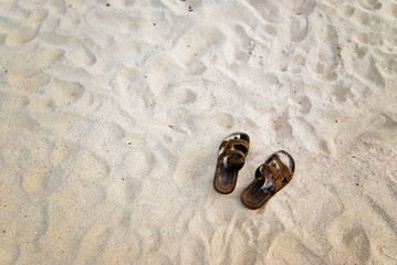 Fototapeta na wymiar Sandały na plaży