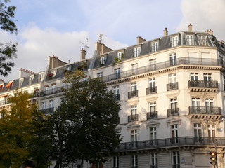 Fototapeta na wymiar Façade blanche, Toit gris, Paris