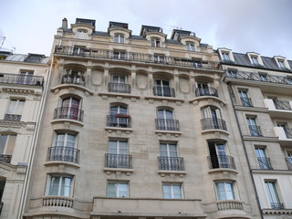 Fototapeta na wymiar Fasada budynku z rze¼bionymi balkonami, Paryż