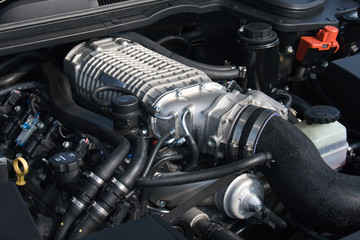 Fototapeta na wymiar Potężny silnik V8 z doładowaniem samochód